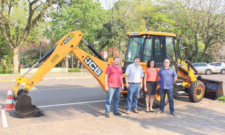 Município recebe nova retroescavadeira para manutenção de estradas