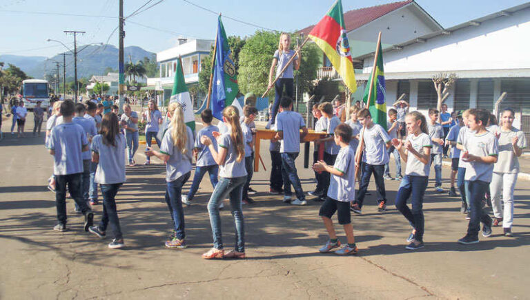 Desfile revela civismo da comunidade