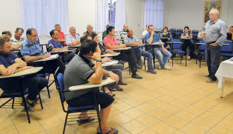 Comunidade católica discute o futuro dos jazigos