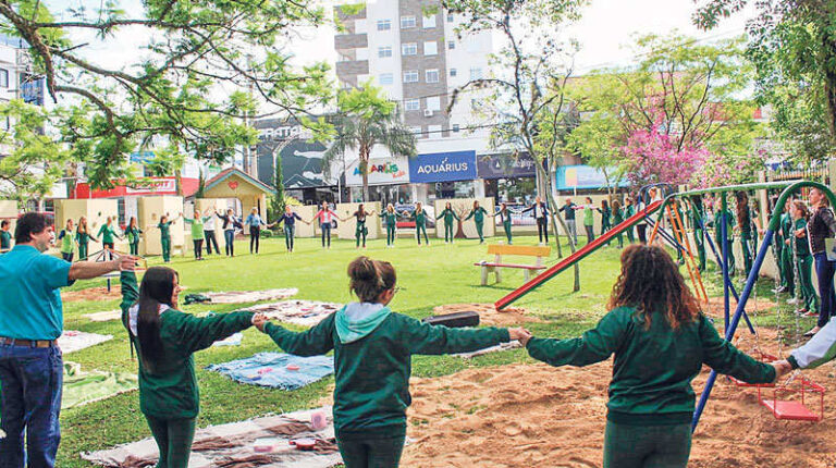 Revitalização de praça é entregue à comunidade