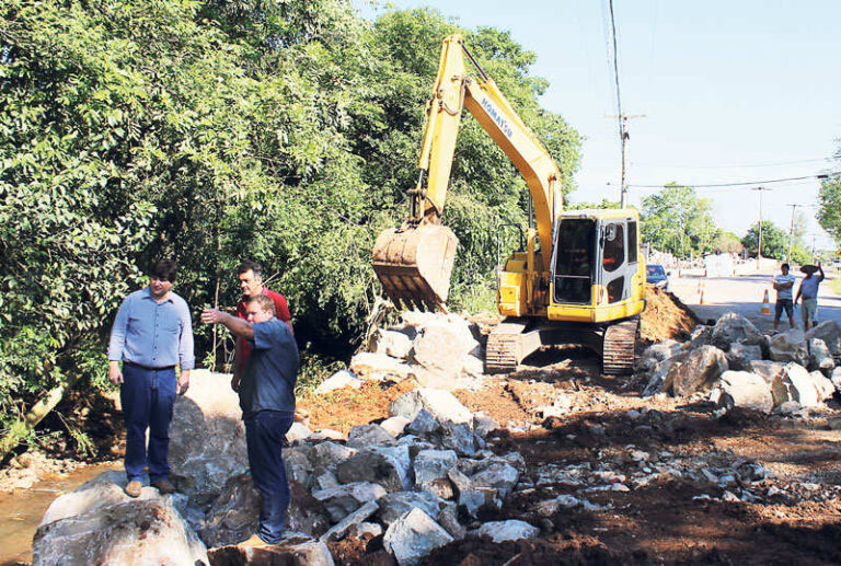 Obras executa contenção na encosta do arroio e alargamento da estrada geral