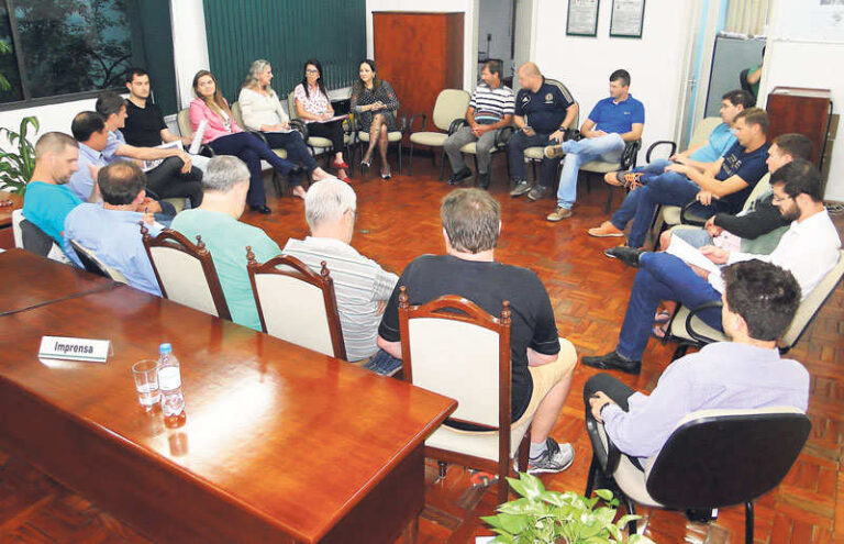 Legislativo discute com servidores e administração Regime Jurídico Único