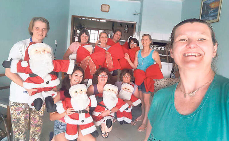 Com recursos próprios, grupo de amigas confecciona enfeites e ornamenta avenida