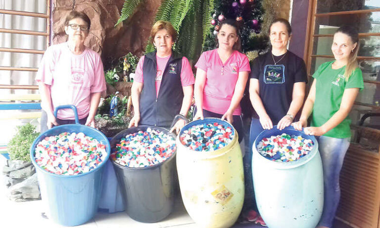 Atalaia repassa tampinhas