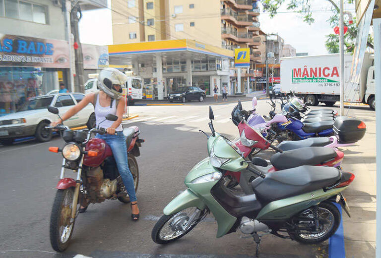 Motociclistas reclamam da retirada do estacionamento exclusivo para motos