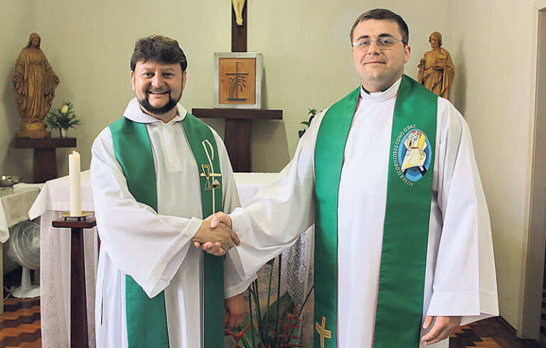Padre Fabrício e padre  Felipe se despedem de Travesseiro e Arroio do Meio