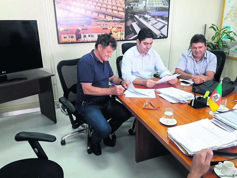 Prefeito de Travesseiro assina convênio para rede de água