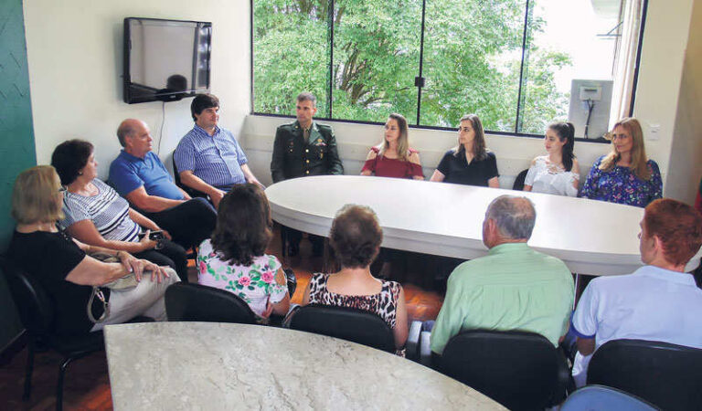 Subtenente Backes, que esteve em missão na  Bolívia, recebe homenagem do Executivo
