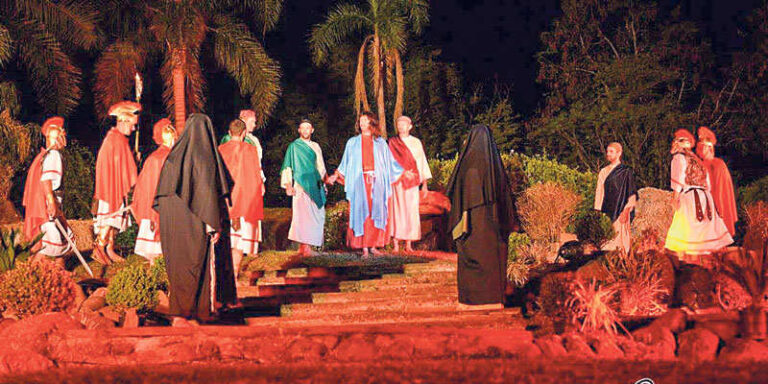 Forqueta revive a vida e a morte de Jesus