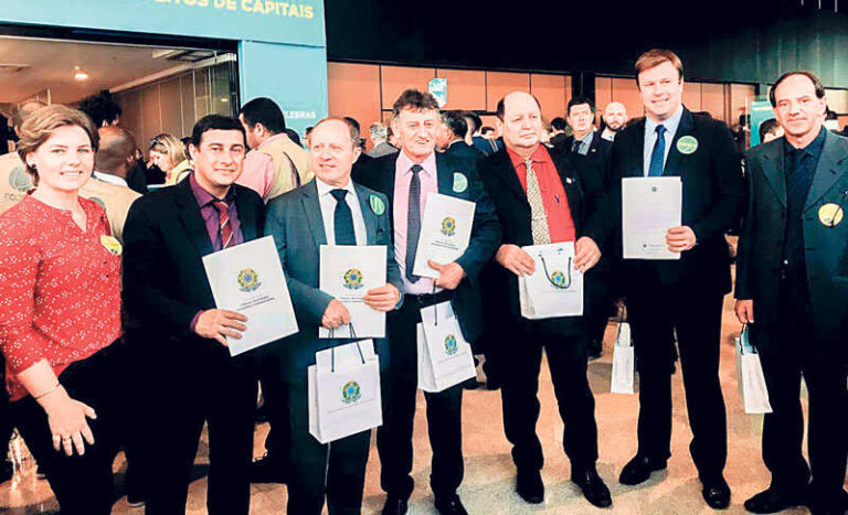 Prefeitos assinam Termo de Adesão ao programa Internet para Todos
