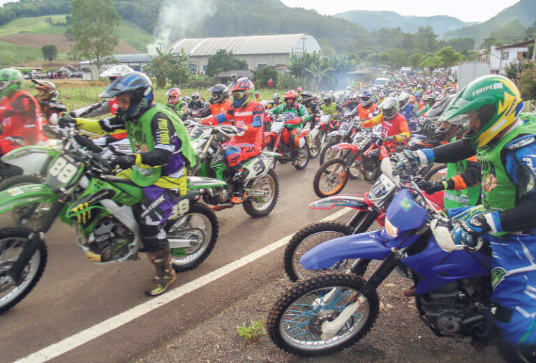 Ronco de motores e desafio para os pilotos no 10º Encontro de Trilheiros do Moctra
