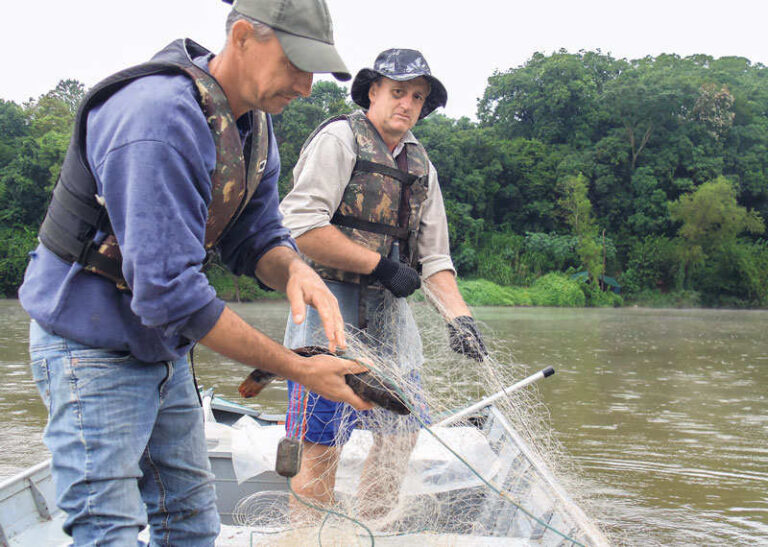 Ação predatória e poluição inviabilizam pesca no rio Taquari