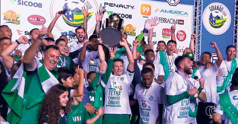 Capitão Brock ergue a taça do Campeonato Goiano