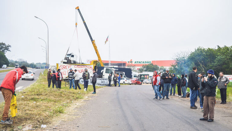 Greve dos caminhoneiros expõe as dificuldades do setor produtivo
