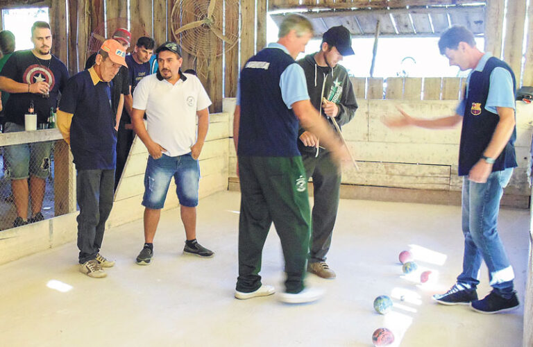Bocha de Capitão inicia final