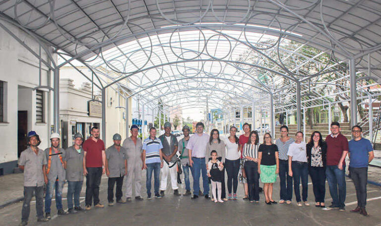 Inicia colocação da nova cobertura da Rua de Eventos