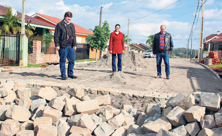 Mais uma rua recebe pavimentação no bairro Aimoré