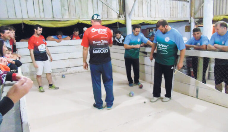 Bar Querência e Brasil de Bicudo iniciam decisão da Bocha Noturno