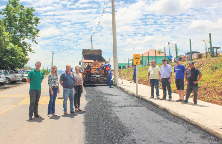 Ciclofaixa da rua Dom Pedro II e Avenida de Arroio Grande recebem pavimentação asfáltica