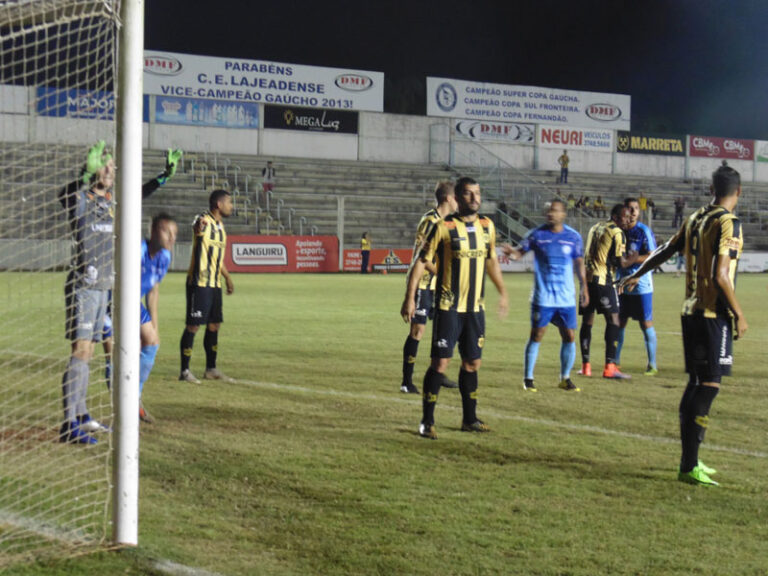 Lajeadense continua entre os quatro