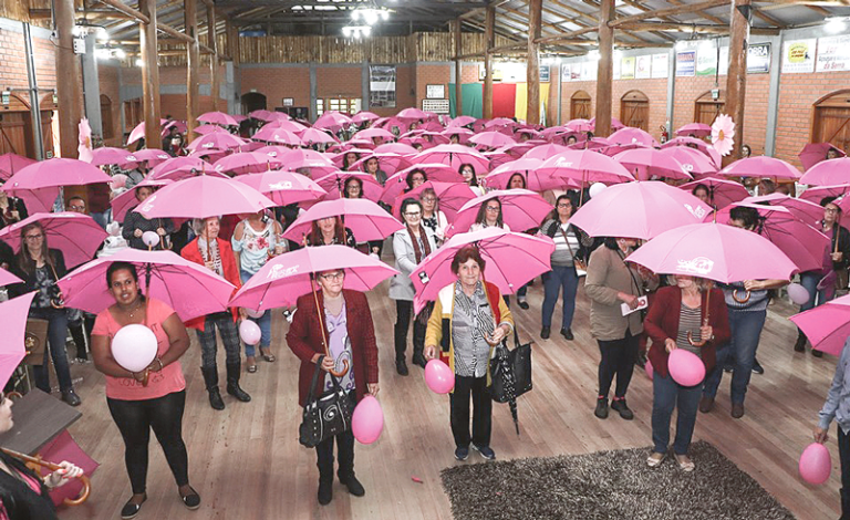 Outubro Rosa reuniu mulheres para palestra e homenagens
