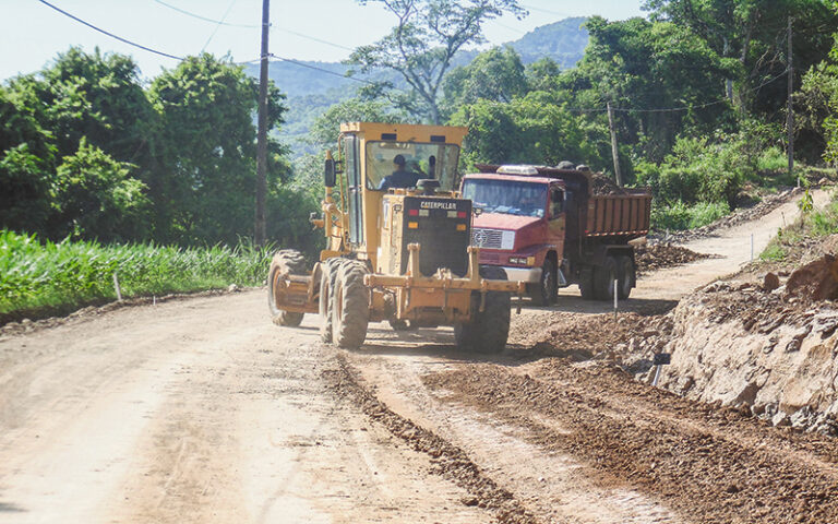 Prefeito, vice e secretários vistoriam obra em Picada Essig