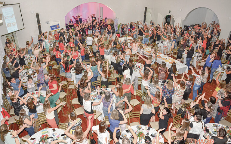 Mulheres aproveitam seu dia em noite especial