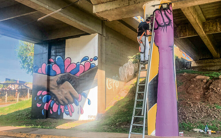 Arte dos irmãos Hergesell dá novo visual ao Viaduto Bento Rosa