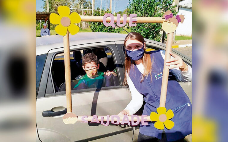 Ecei Professora Rita faz Drive Thru da Saudade