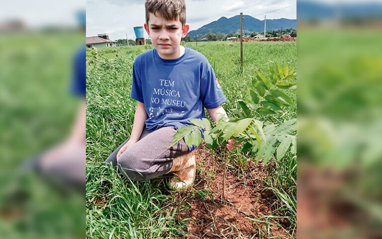 Aluno ajuda pais no plantio de 100 mudas de árvore