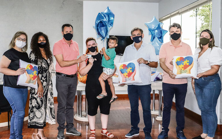 Autistas recebem carteiras de identificação