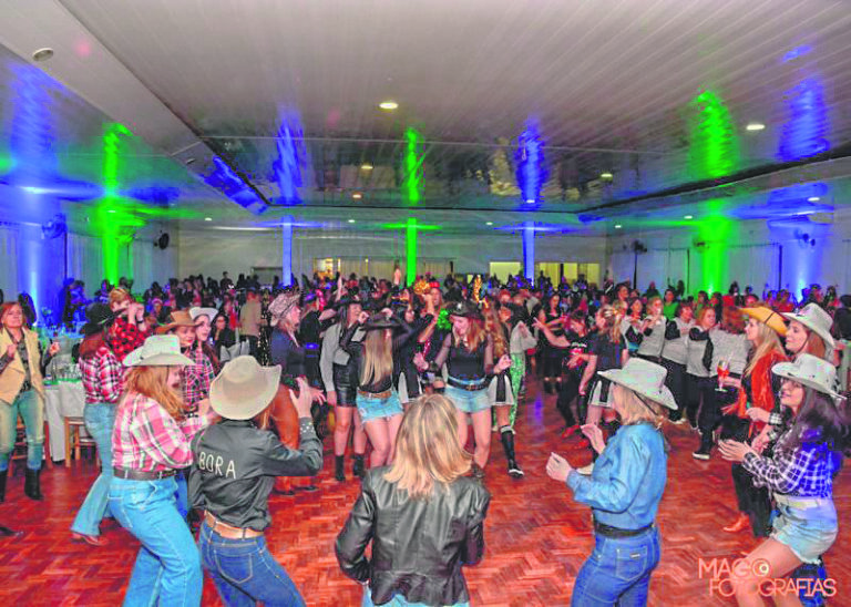 Rotary Club promove Bingo para mulheres vestirem roupas neon, em Rui Barbosa