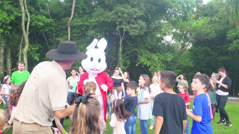 200 crianças visitam Duas Meninas Garden para “caça” ao ninho com coelhos de verdade
