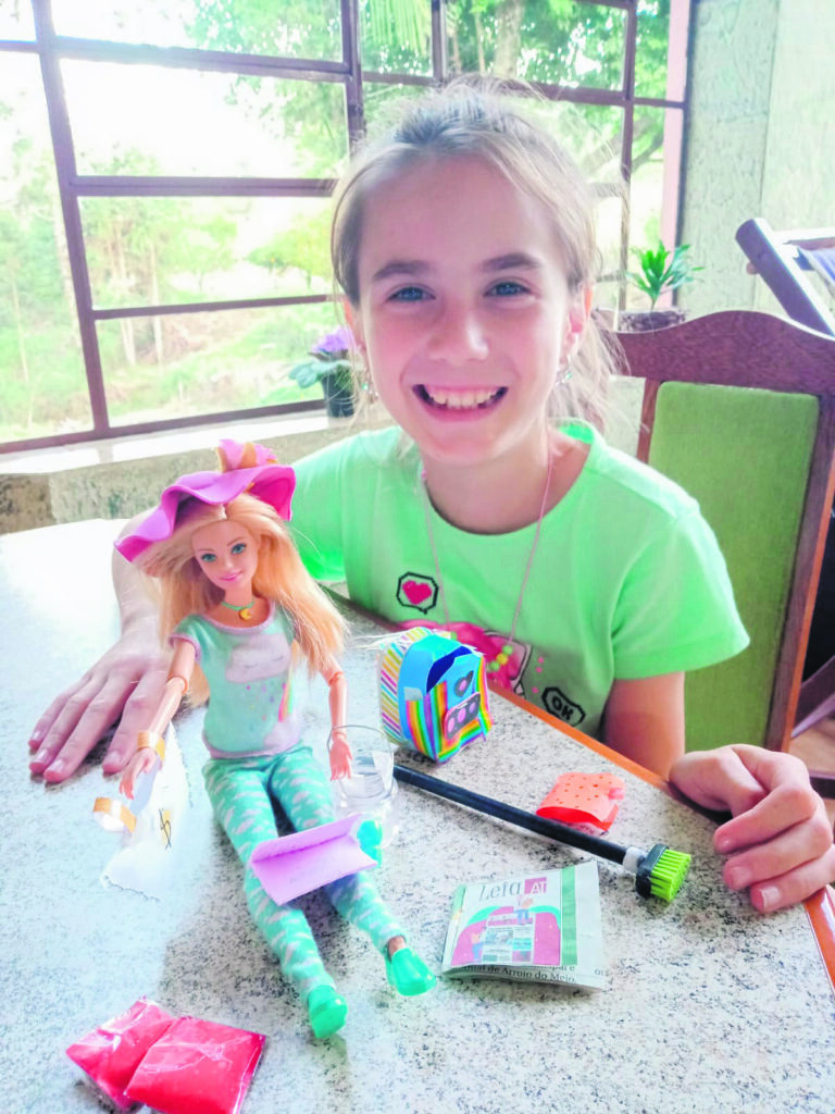 Menina de 9 anos cria réplica do jornal O Alto Taquari para Barbies