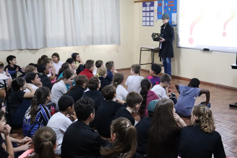 Estudante de 12 anos lança segundo livro de detetive e mistério na escola onde estuda