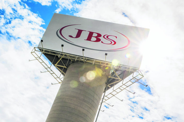 JBS retoma produção na fábrica de Roca Sales e vai apoiar reconstrução de posto de saúde