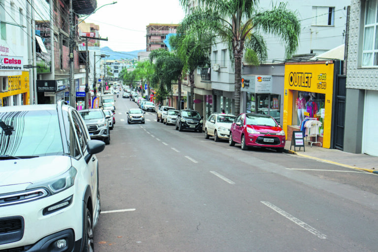 Feriados alteram funcionamento de prefeituras, escolas e comércio