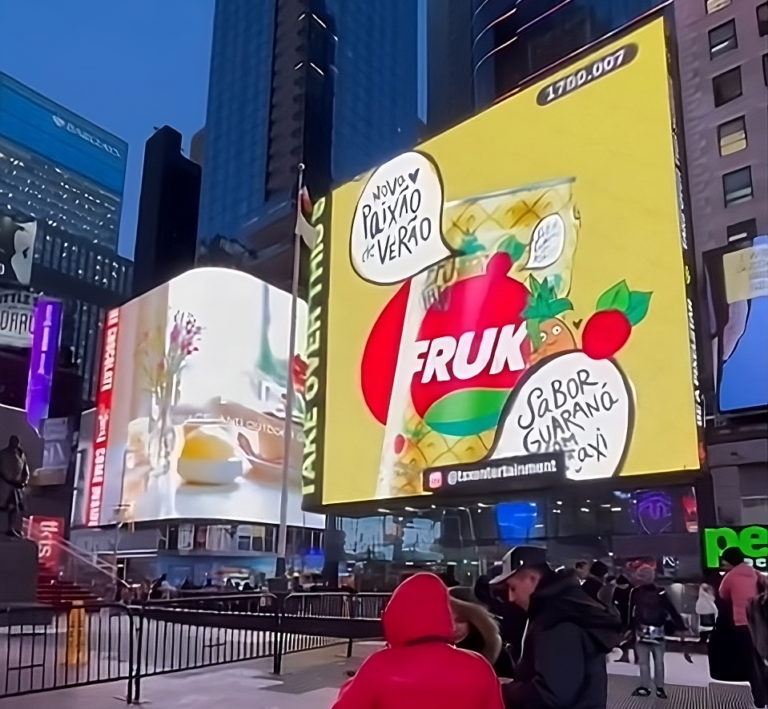 Após visita à NRF, em Nova York, Fruki mostra Frukaxi para o mundo na Times Square