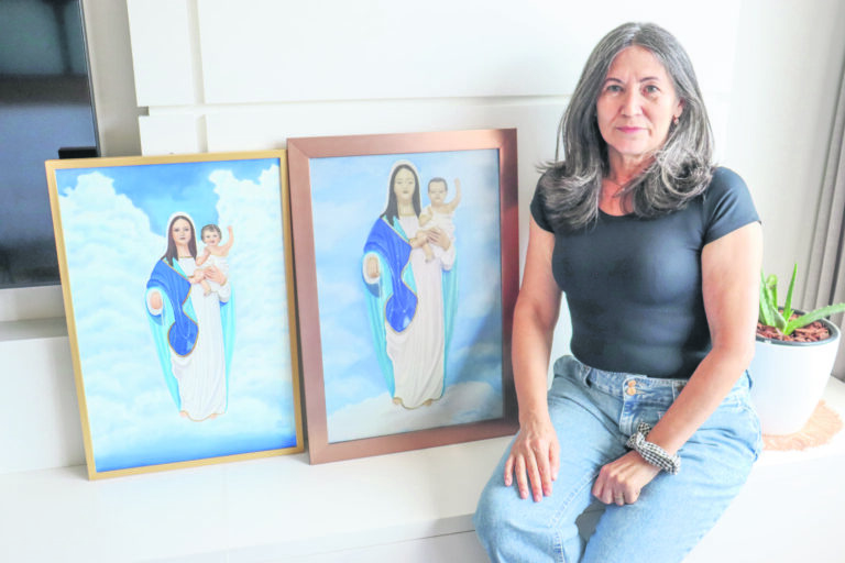 Susi Brito retrata em pinturas fé na Nossa Senhora dos Navegantes