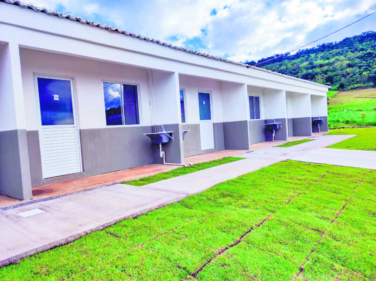 Entrega de 28 casas temporárias terá a presença do governador em exercício