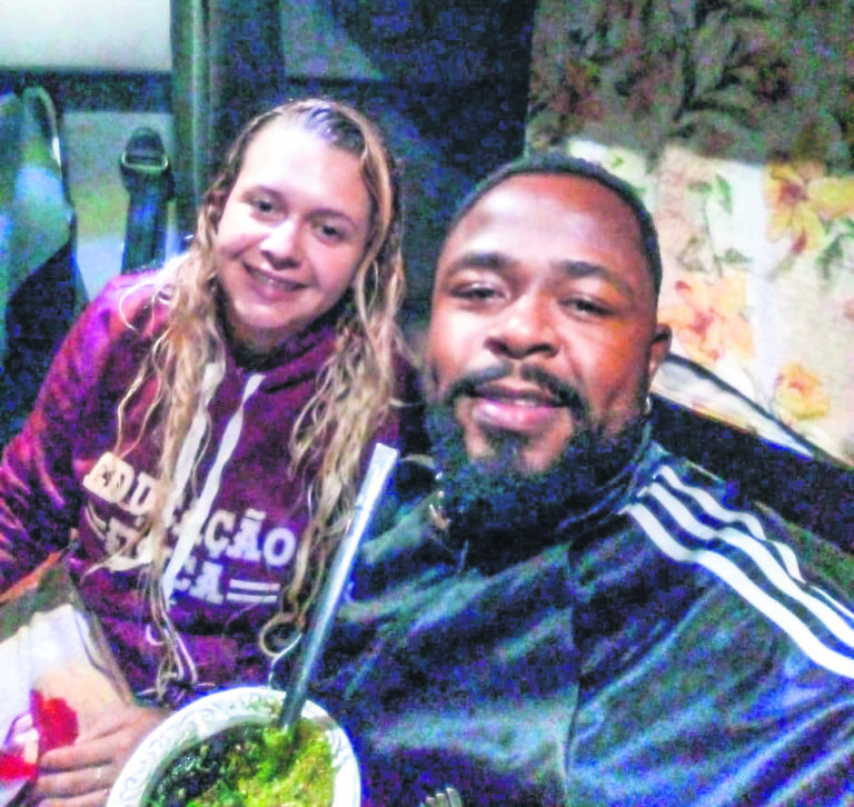 Casal mora no caminhão depois de perder a casa na enchente