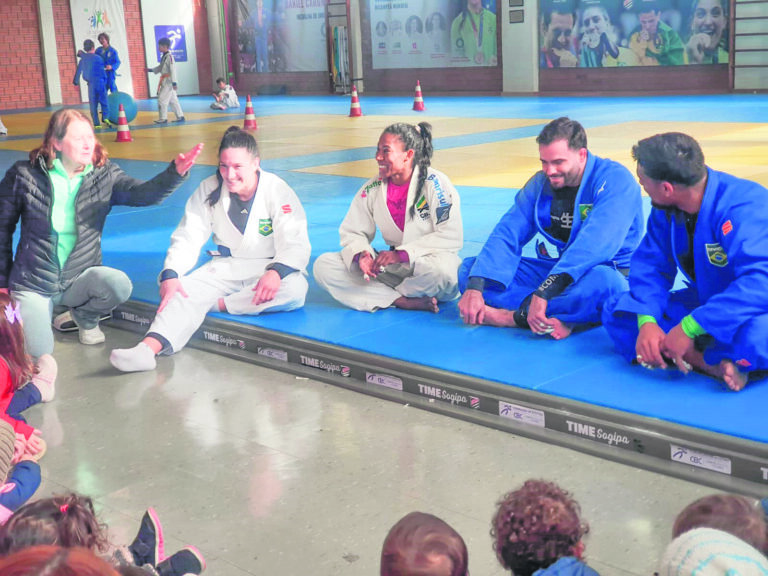 Haidi Weizenmann comemora com medalhistas olímpicos da Sogipa