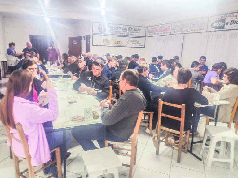 Cruzeiro de Linha 32 iniciou torneio de canastra com 58 duplas