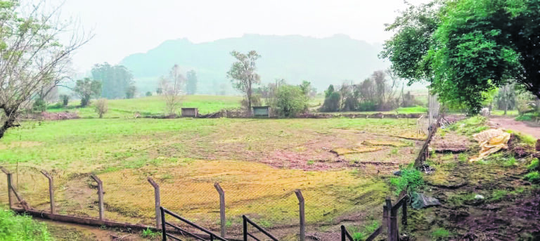 Campos de futebol da região seguem em recuperação pós-enchente