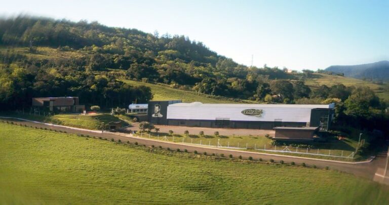 Os produtos elaborados pela Centralsul Car Care passam por testes de qualidade em um laboratório de verificação de alta performance, instalado junto à unidade fabril do bairro São Caetano, em Arroio do Meio