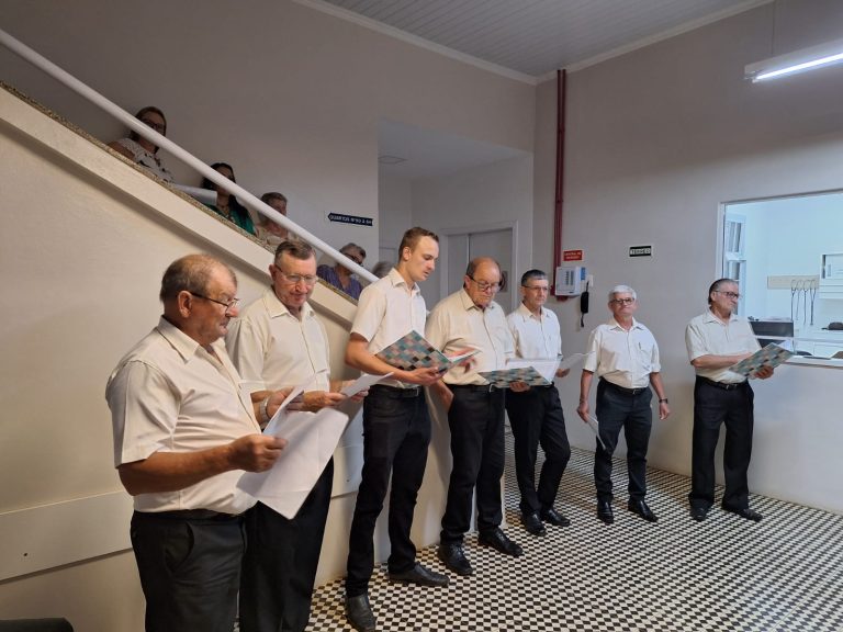 Coral Misto encanta com canções natalinas