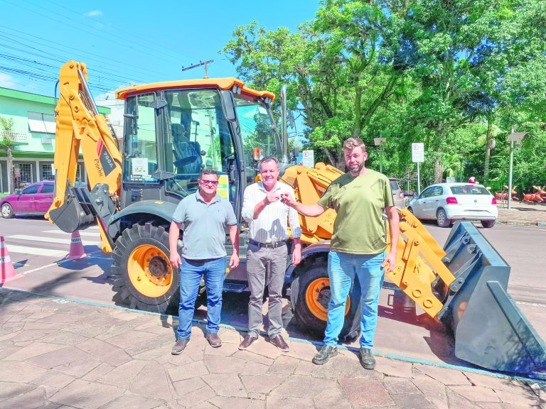 Município recebe retroescavadeirado Governo do Estado