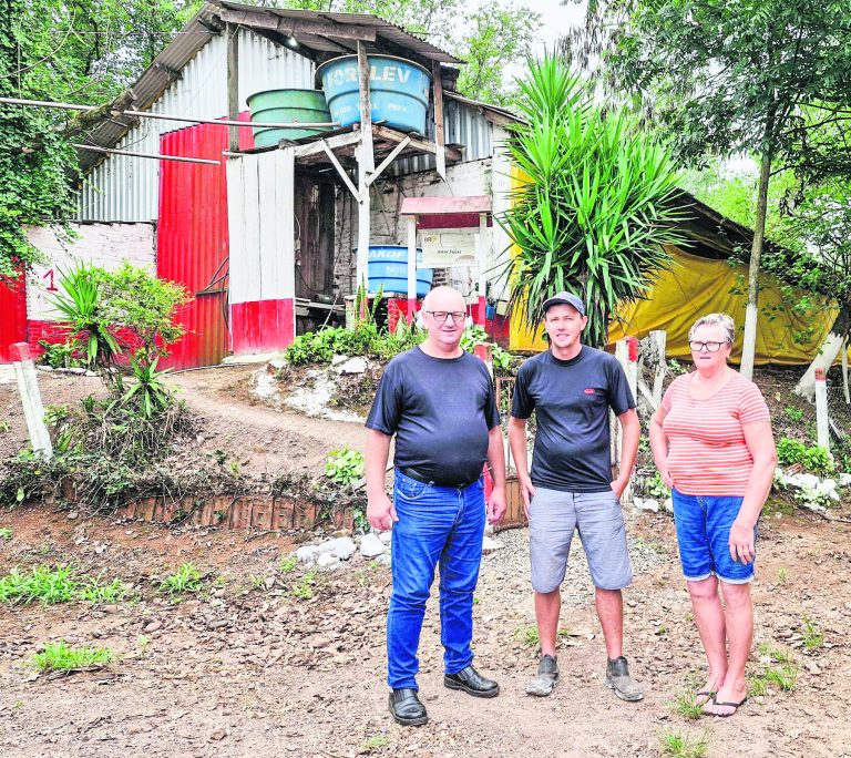 Com apoio da Secretaria de Agricultura,família Fucks retoma criação de aves