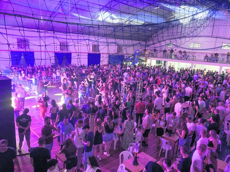 Município de Travesseiro encerra atividades de aniversário com baile