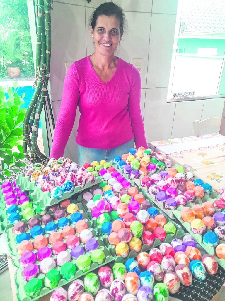 A tradição de colorir cascas de ovos que conecta adultos e crianças